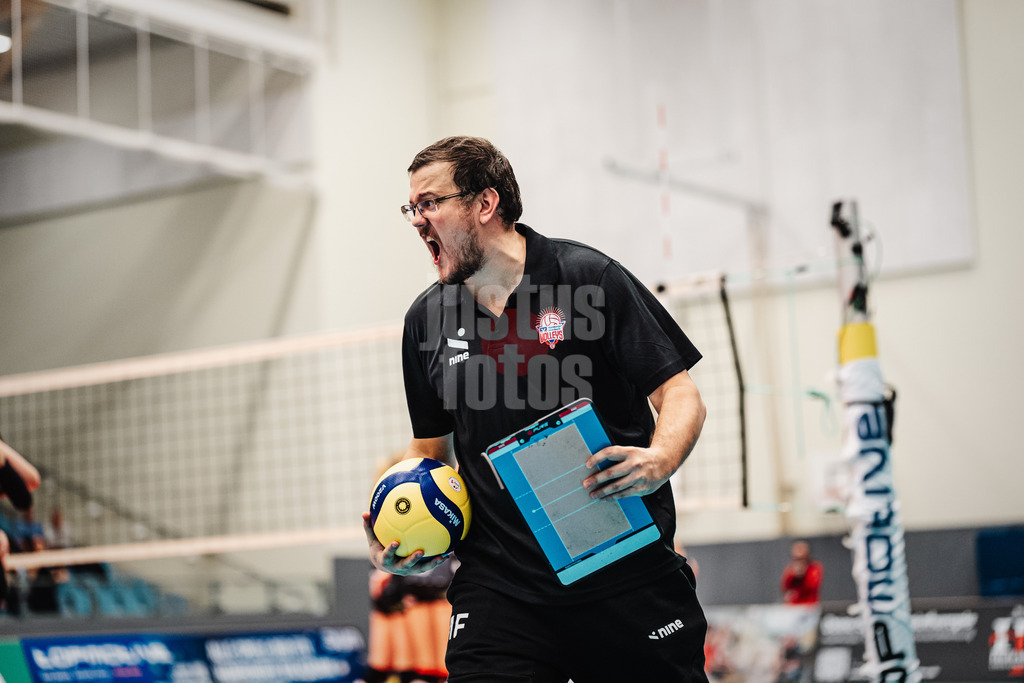 Volleyball | Frauen | Saison 2025/2026 | Volleyball Bundesliga | ETV Hamburger Volksbank Volleys vs. Dresdner SC | 15.11.2025 | Trainer Markus Friedrich (ETV Hamburger Volksbank Volleys) jubelt