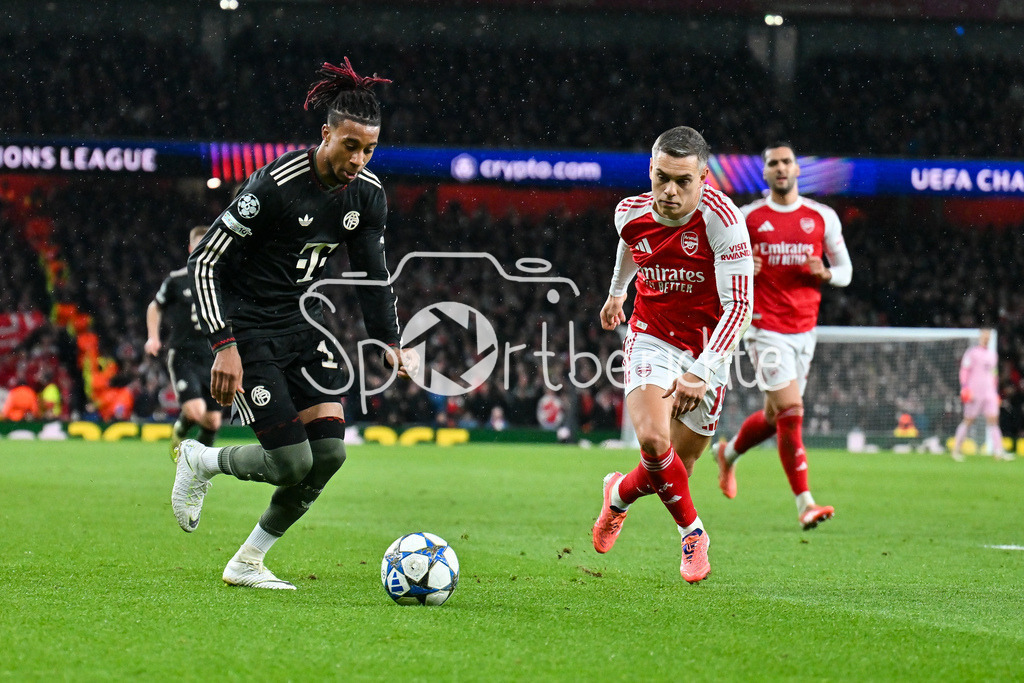Arsenal FC - FC Bayern München | LONDON, ENGLAND - 26. NOVEMBER: im Duell Michael OLISE (FC Bayern Munich 17) und Leandro TROSSARD (Arsenal FC 19) beim Ligaspiel zwischen Arsenal London und dem FC Bayern München am 5. Spieltag der UEFA Champions League im Emirates Stadium am 26.11.2025