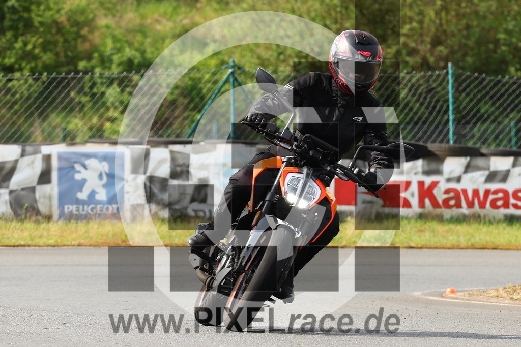 0106-20260510_03537 | Schöne Erinnerungen an spannende Momente - das festzuhalten ist unser Job. PIXELrace.de ist seit 2003 auf den Rennstrecken Europas unterwegs um die Action draußen beim Fahren und die wunderbare Stimmung imm Fahrerlager für euch einzufangen.