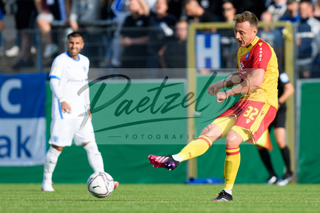 LOTKSC20210809_093 | Fussball, Herren: Robin Bormuth (Karlsruher SC) in Aktion, am Ball, Einzelaktion beim Spiel der 1. Runde im DFB-Pokal zwischen SF Lotte und Karlsruher SC im Stadion am Lotter Kreuz am 09.08.2021 in Lotte, Deutschland.DFB / DFL REGULATIONS PROHIBIT ANY USE OF PHOTOGRAPHS AS IMAGE SEQUENCES AND/OR QUASI-VIDEO. - Realisiert mit Pictrs.com
