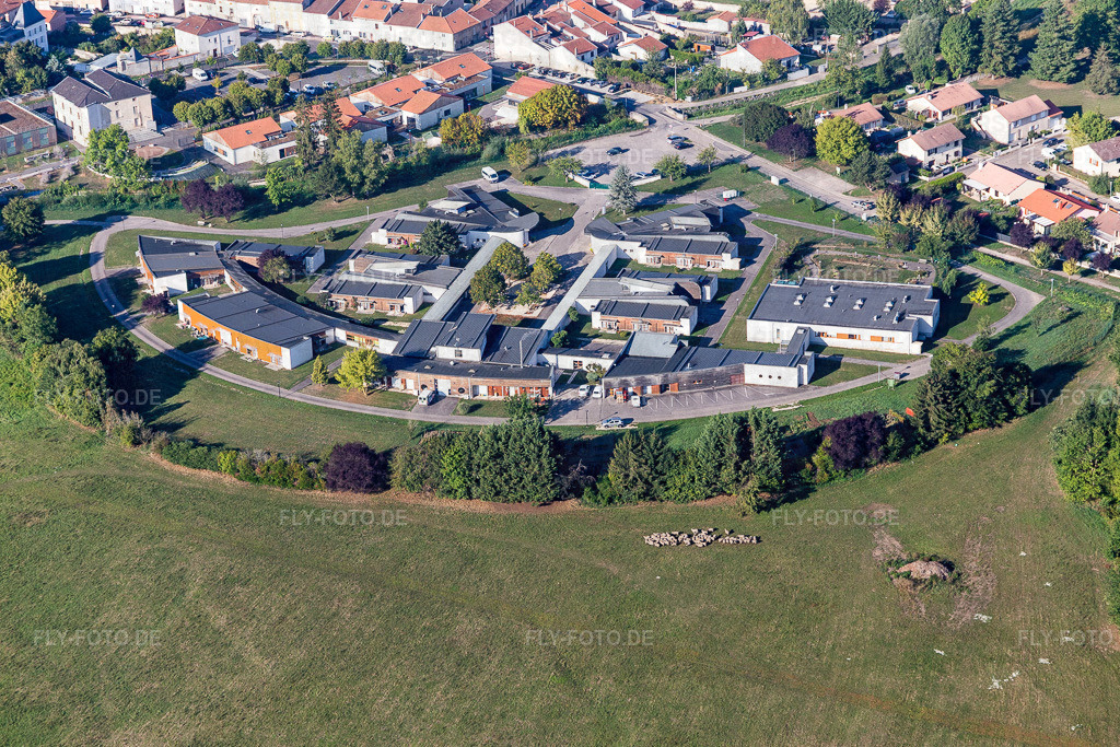 Gebäude des Seniorenzentrums " Maison de Retraite Rosieres Aux Salines " an der Rue du Paquis des Toiles in Rosieres-aux-Salines in Grand Est | Luftbild: Gebäude des Seniorenzentrums " Maison de Retraite Rosieres Aux Salines " an der Rue du Paquis des Toiles in Rosieres-aux-Salines in Grand Est in Rosières-aux-Salines im Bundesland Meurthe-et-Moselle in Frankreich. Foto: IMG_118221.jpg vom 15.09.2019 durch Werner Riehm/FLY-FOTO.de - Realisiert mit Pictrs.com