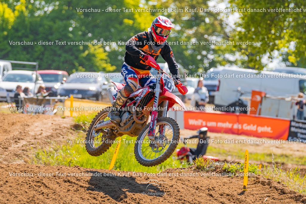 20260517_Templin-5958 | Sportfotografin aus Berlin-Brandenburg mit Fokus auf Motocross. Ich halte deine sportliche Leistung und echte Emotionen auf und neben der Strecke professionell fest. Entdecke die Fotos von deinem Rennen und bestelle sie direkt hier im Shop.