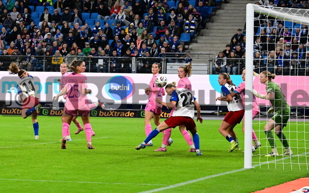 KBS Picture_HSV-Hoffenheim_Frauen_047 | v.l. Brunnthaler Melanie (HSV Frauen) koepft hier das 1:3 , Koessler Melissa (TSG Hoffenheim Frauen) , Hillebrand Sophie (HSV Frauen) und Dick Laura (TSG Hoffenheim Frauen) schauen den Ball hinterher ,Sportplatz :  Volksparkstadion, - Realisiert mit Pictrs.com