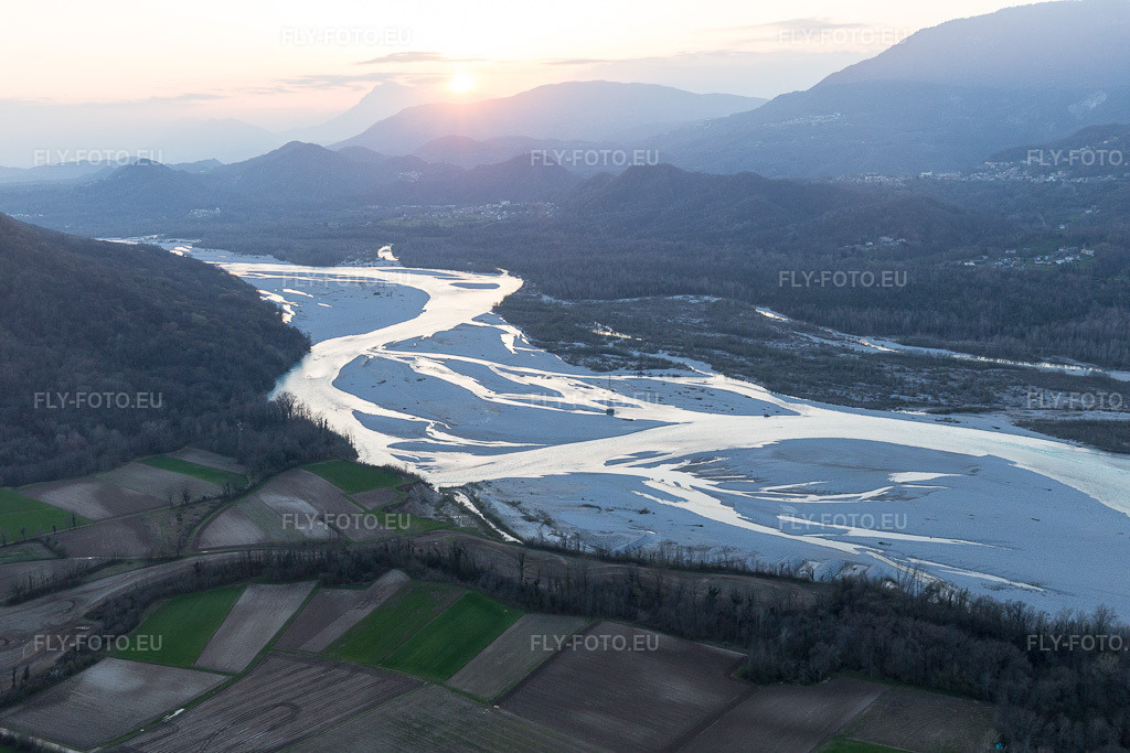 Vue aérienne: Vue de la ville à Cimano dans le département Frioul-Vénétie Julienne, Italie. Photo: IMG_105619.jpg prise le 07/04/2018 par Werner Riehm/FLY-FOTO.eu – Résolution de l'original: 5472 x 3648 px