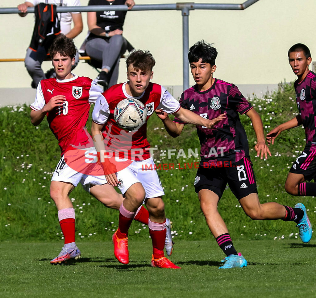 AUSTRIA U15 - MEXICO U15 | OLIVER SORG (Austria #18) Derek Garcia (Mexico #8) ; AUSTRIA U15 - MEXICO U15 am 29.04.2022 in Arnoldstein
(Sportplatz), AUSTRIA, (Photo by Ernst Krawagner sport-fan.at) - Realisiert mit Pictrs.com