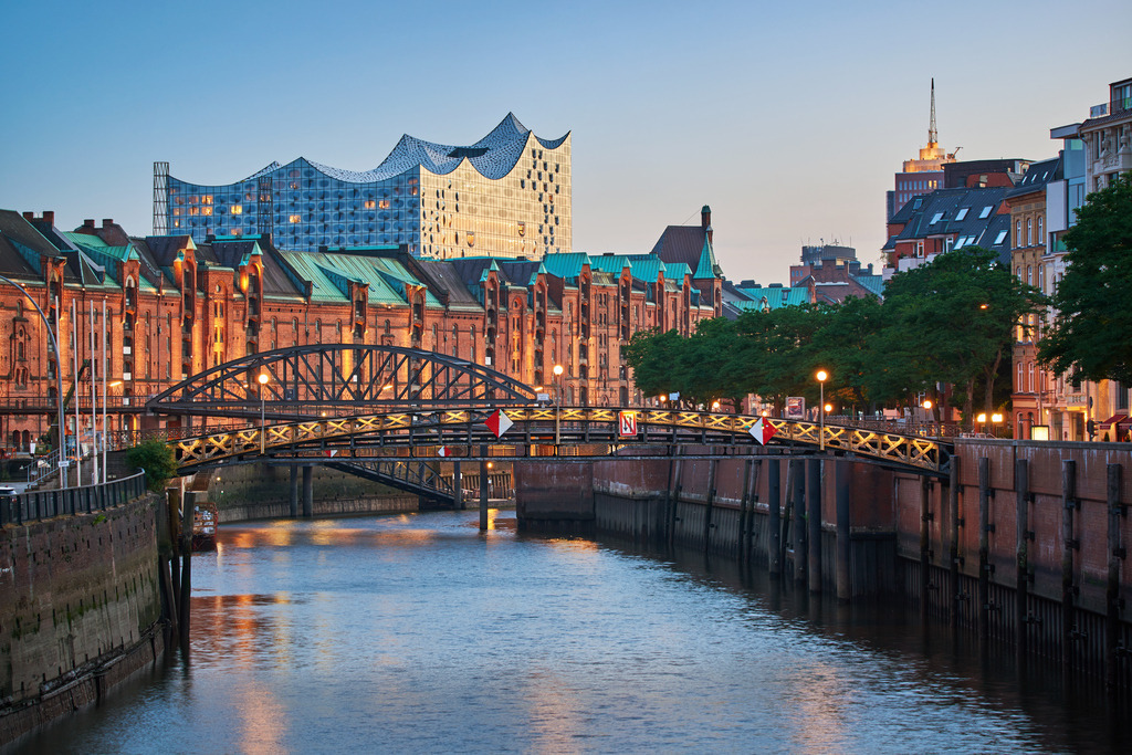 11995440 - Speicherstadt und Elbphilharmonie | Blick über den Zollkanal auf die Speicherstadt und die Elbphilharmonie.