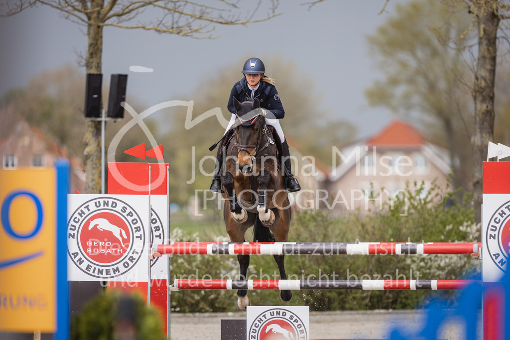 230426_HofSosath_M1-Spr-932 | Deine schönsten Turniermomente als professionelle Fotos! Entdecke hochwertige Pferdesport-Fotografie im Online-Shop. Jetzt Fotos finden & bestellen!