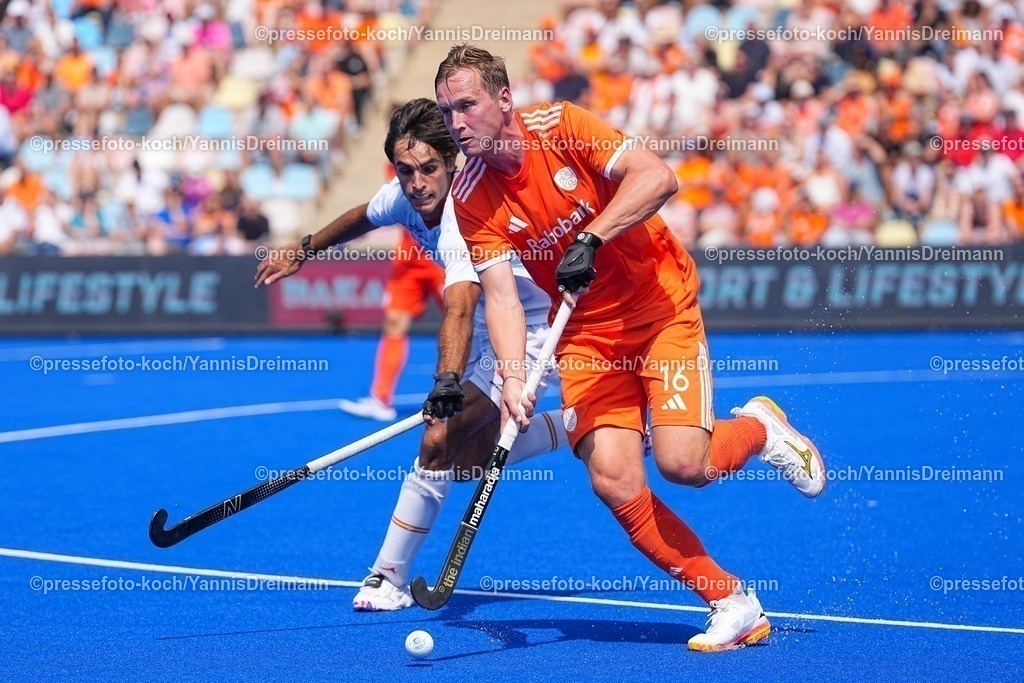 xydrx09082502041 | 09.08.2025, xydrx, Herren EuroHockey Championship 2025, Gruppenphase, Gruppe a, Niederlande - Spanien, Sparkassenpark Mönchengladbach: Borja Lacalle (ESP #21) im Zweikampf gegen Floris Wortelboer (NED #16)