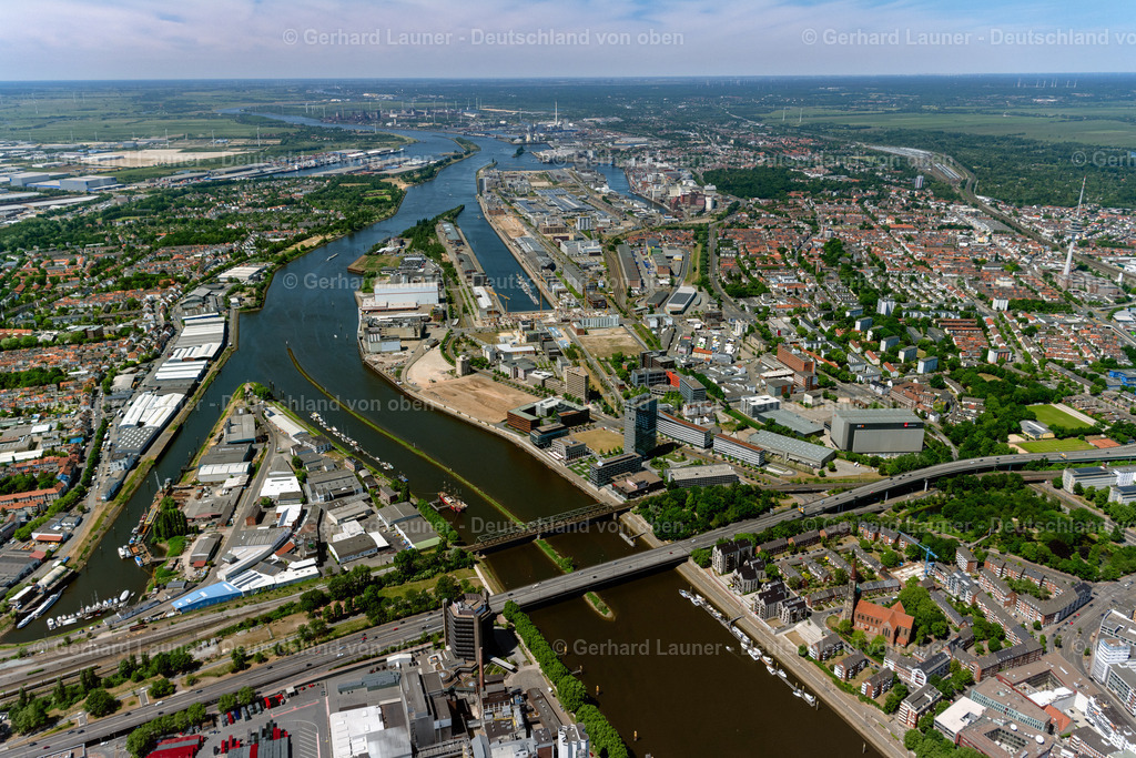 4029362 | BREMEN 01.06.2020 Lagerhallen und Speditionsgebäude am Hafenbecken der Weser im Ortsteil Überseestadt in Bremen, Deutschland. Weiterführende Informationen bei: bremenports GmbH &amp; Co. KG. // Warehouses and forwarding building on Weser river in the district Ueberseestadt in Bremen, Germany. Further information at: bremenports GmbH &amp; Co. KG. Foto: Gerhard Launer