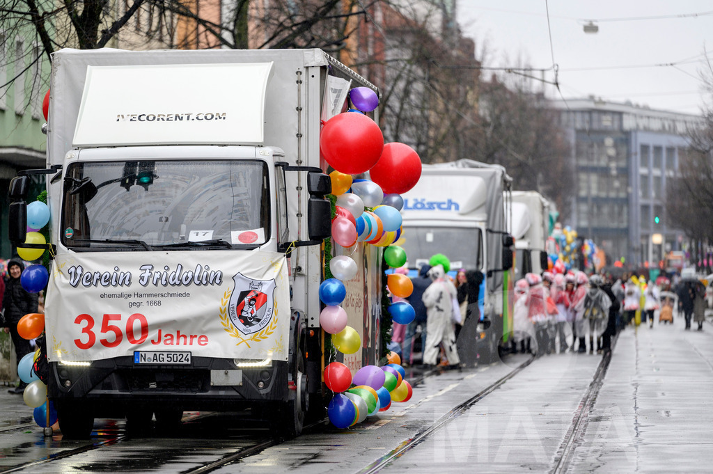 _DWA2223 | Trotz Nieselregen schlängelte sich der „Gaudiwurm“ am Sonntag durch die Nürnberger Innenstadt an tausenden Faschingsfans vorbei.  Nürnberg, 11.02.2024 - Realisiert mit Pictrs.com