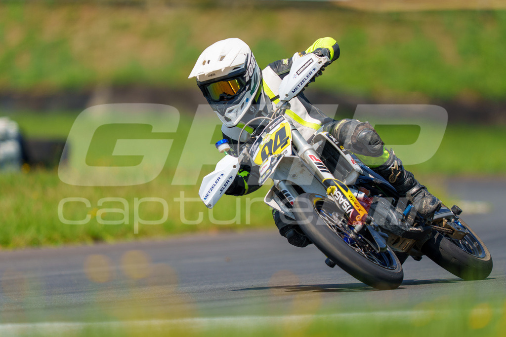 G-Cup + Supermoto Staatsmeisterschaft + Hungarian Supermoto Championship | GRIPcapture steht für authentische Sportfotografie in Österreich – für Momente, die mehr sind als Geschwindigkeit oder Ergebnis. Es geht um Emotion, Spannung, Fokus und den Augenblick, der oft nur einen Wimpernschlag dauert.Ob Motorsport, Teamsport oder 