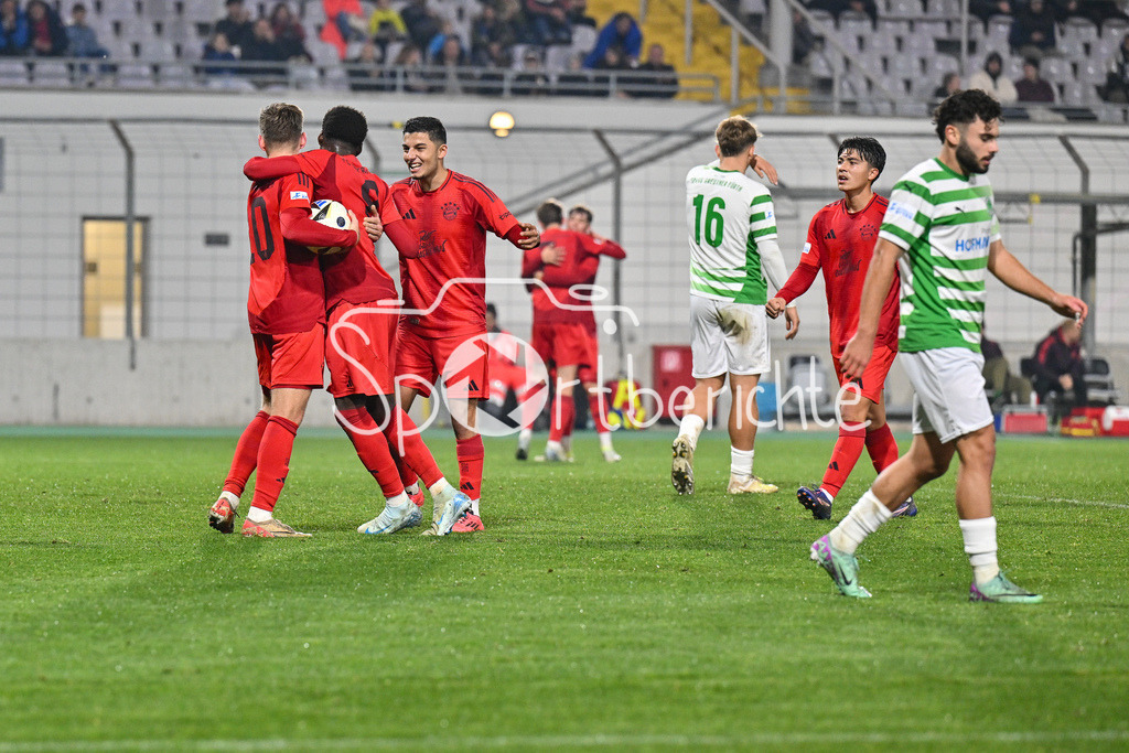 FC Bayern Amateure - SpVgg Greuther Fürth II | Jubel der kleinen Bayern nach dem Treffer zum 2-0 durch Noel ASEKO NKILI (FC Bayern München II #8) / Freude / happy / Tor / torschuetze / Regionalliga Bayern: FC Bayern Muenchen II - SpVgg Greuther Fuerth II, Gruenwalder Stadion am am 29.10.2024