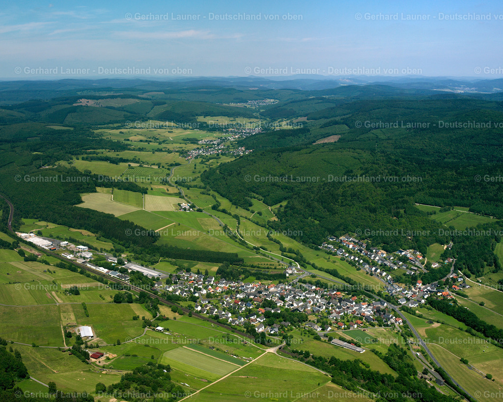 2611182 | RODENBACH 09.06.2006 Landwirtschaftliche Nutzflächen und Feldgrenzen  umsäumen das Siedlungsgebiet des Dorfes in Rodenbach im Bundesland Hessen, Deutschland // Agricultural land and field boundaries surround the settlement area of the village  in Rodenbach in the state Hesse, Germany Foto: Gerhard Launer