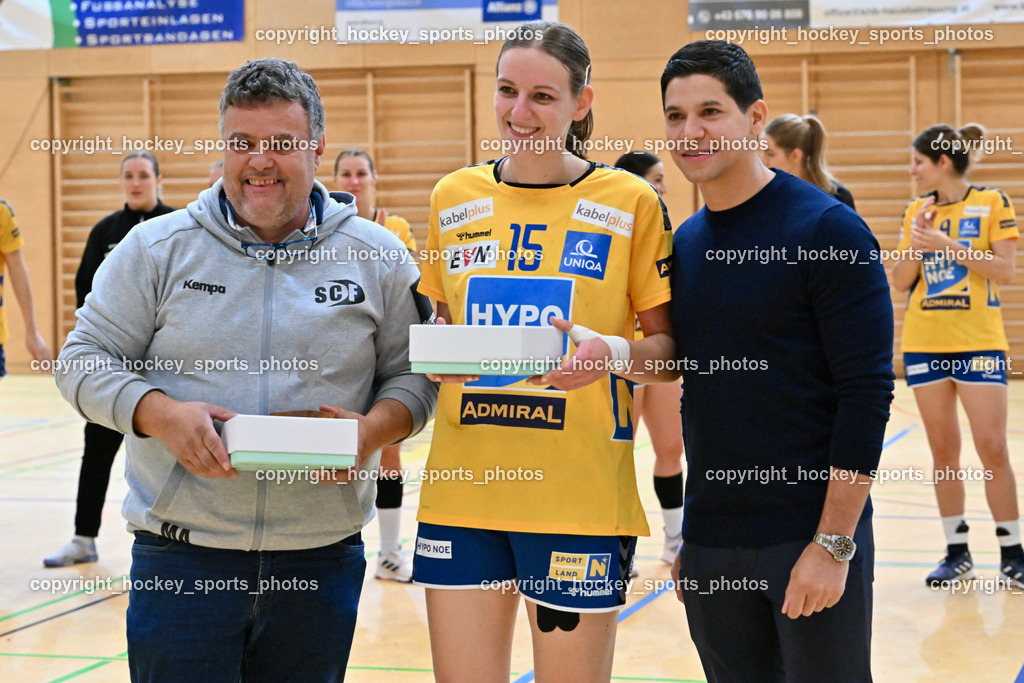 SC Ferlach Damen vs. Hypo Niederösterreich 18.11.2023 | Spielerin des Abends, Assistentcoach SC Ferlach Damen Buchbauer Wolfgang, #15 WESS Claudia, Stadtrat Ferlach Dominic Keuschnig