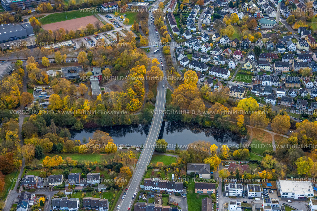 Hagen251101301 | Luftbild, Alexanderstraße über den Ischelandteich und herbstliche Bäume, Altenhagen, Hagen, Ruhrgebiet, Nordrhein-Westfalen, Deutschland
