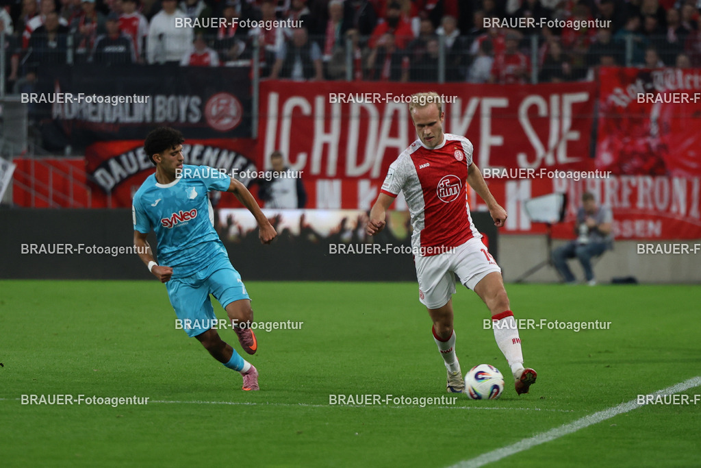 Rot-Weiss Essen - Hansa Rostock | Essen, Deutschland, 01.10.2025 Ayoube Amaimouni-Echghouyab (TSG Hoffenheim) und Lucas Brumme  (Rot-Weiss Essen) im Kampf um den Ballwährend des 3.Liga Spiels zwischen  Rot-Weiss Essen und TSG Hoffenheim u23 am 20.09.2025 im Stadion an der Hafenstraße in Essen. (Foto von Timo Bluhmki-Schmidt/Brauer Fotoagentur