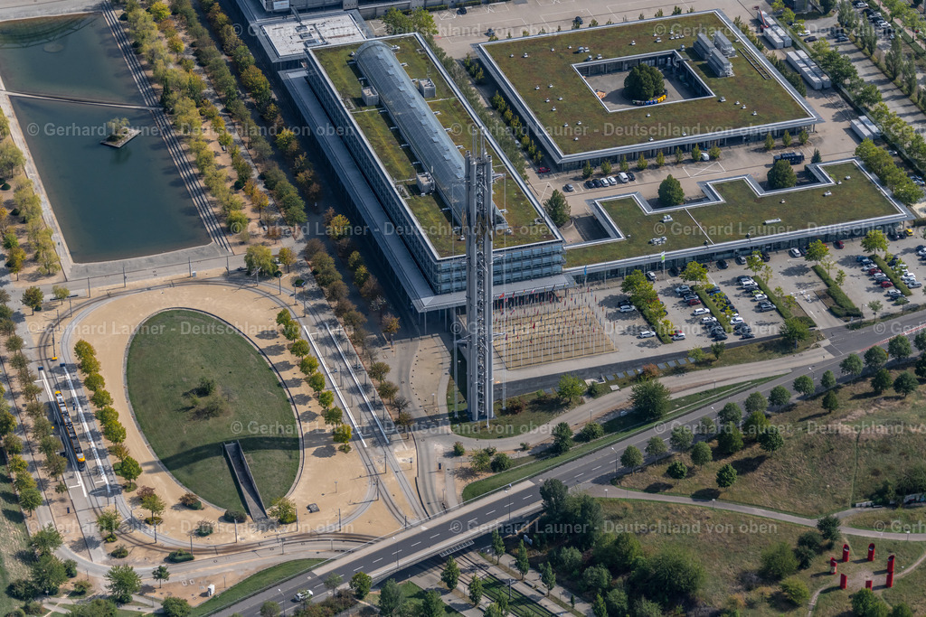 4039934 | LEIPZIG 14.09.2020 Ausstellungsgelände und Messehallen der Leipziger Messe mit dem Länderflaggenfeld an der Straßenbahnhaltestelle im Ortsteil Seehausen in Leipzig im Bundesland Sachsen, Deutschland. Weiterführende Informationen bei: Leipziger Messe GmbH. // Exhibition grounds and exhibition halls of the Leipziger Messe with dem Laenderflaggenfeld on Strassenbahnhaltestelle in the district Seehausen in Leipzig in the state Saxony, Germany. Further information at: Leipziger Messe GmbH. Foto: Gerhard Launer