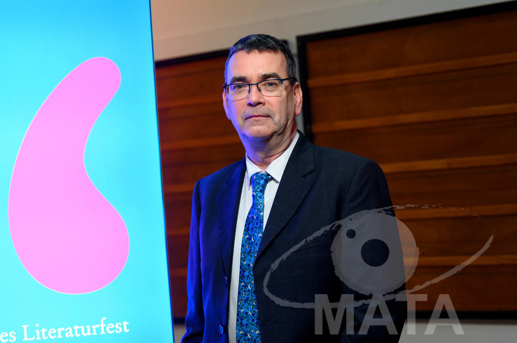 _DWA5514 | Mick Herron bei der lit.Cologne 2023 Veranstaltung 'Mick Herron erklärt die London Rules' im Ostermann-Saal. Köln, 08.03.2023 - Realisiert mit Pictrs.com