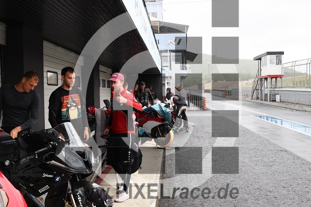 social-20250823_07091 | Schöne Erinnerungen an spannende Momente - das festzuhalten ist unser Job. PIXELrace.de ist seit 2003 auf den Rennstrecken Europas unterwegs um die Action draußen beim Fahren und die wunderbare Stimmung imm Fahrerlager für euch einzufangen.