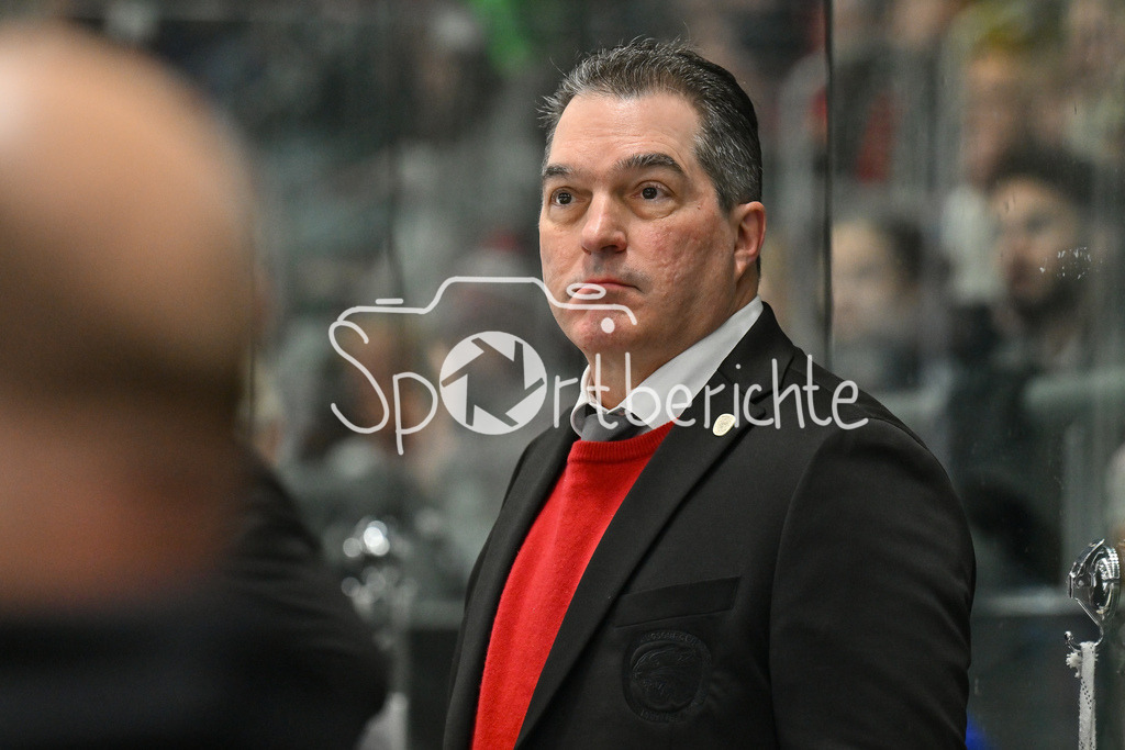 Augsburger Panther - Nürnberg Ice Tigers | im Bild Larry MITCHELL Headcoach Augsburger Panther / Freisteller / Einzelfoto / DEL: Augsburger Panther - Nuernberg Ice Tigers, Curt Frenzel Stadion am 06.12.2024