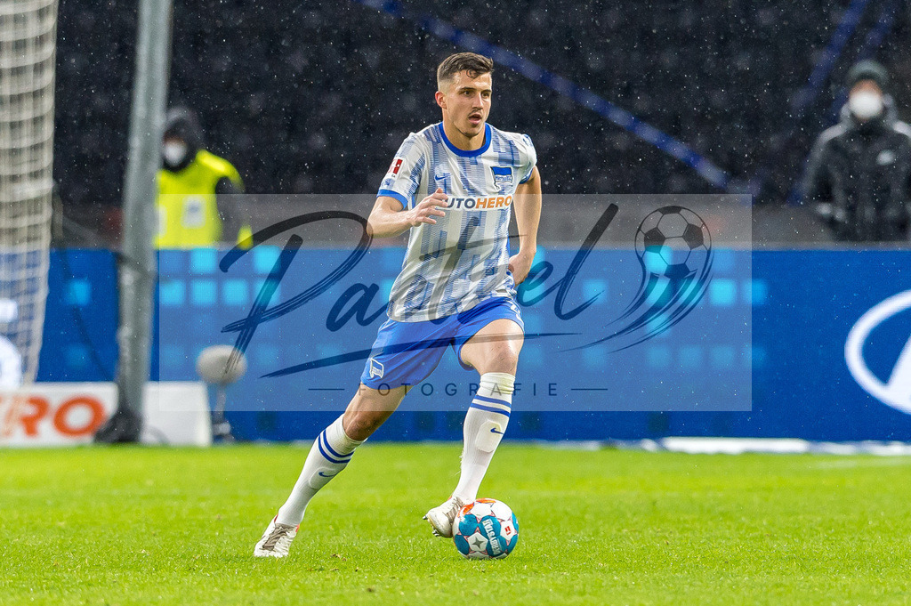 BSCRBL20220220_162 | Fussball, Herren: Marc Oliver Kempf (Hertha BSC) in Aktion, am Ball, Einzelaktion bei dem Spiel der 1. Bundesliga zwischen Hertha BSC und RB Leipzig im Olypiastadion am 20.02.2022 in Berlin, Deutschland.DFB / DFL REGULATIONS PROHIBIT ANY USE OF PHOTOGRAPHS AS IMAGE SEQUENCES AND/OR QUASI-VIDEO. - Realisiert mit Pictrs.com