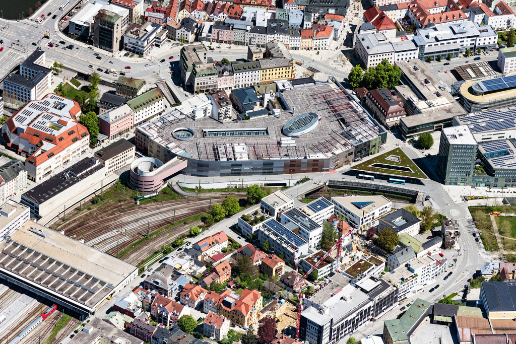 dr__0062499.jpg | PASSAU 09.05.2021 Gebäude des Einkaufszentrum Stadtgalerie Passau der ECE Projektmanagement GmbH & Co. KG an der Bahnhofstraße in Passau im Bundesland Bayern, Deutschland. Weiterführende Informationen bei: Auer Weber Assoziierte GmbH,  BDS Steffen.Architekten BDA,  Bilfinger SE,  ECE Projektmanagement G.m.b.H & Co. KG,  büro für innnenArchitektur. // Building of the shopping center Stadtgalerie Passau on Bahnhofstrasse in Passau in the state Bavaria, Germany. Further information at: Auer Weber Assoziierte GmbH,  BDS Steffen.Architekten BDA,  Bilfinger SE,  ECE Projektmanagement G.m.b.H & Co. KG,  buero fuer innnenArchitektur. Foto: Daniel Reiter