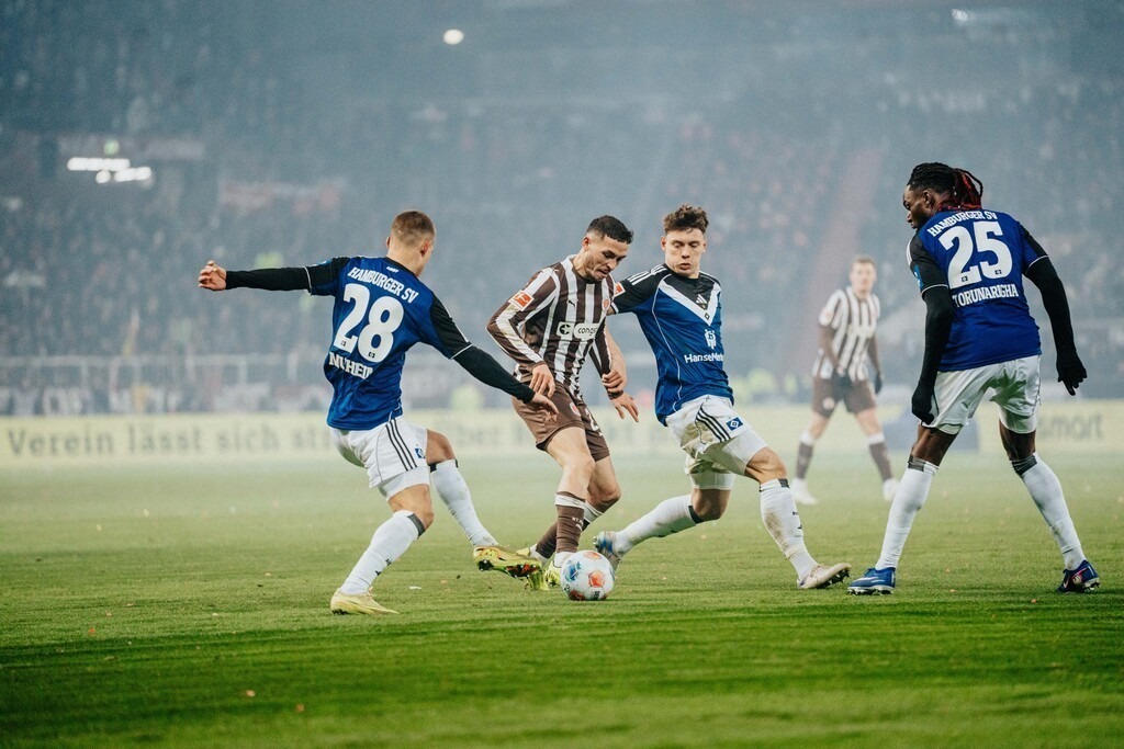 FCP01761 | Der offizielle Shop für FC St. Pauli Fotos. Wähle aus Spielszenen & Fanmomenten dein FCSP Wunschformat. Wir liefern Millerntor-Atmosphäre.