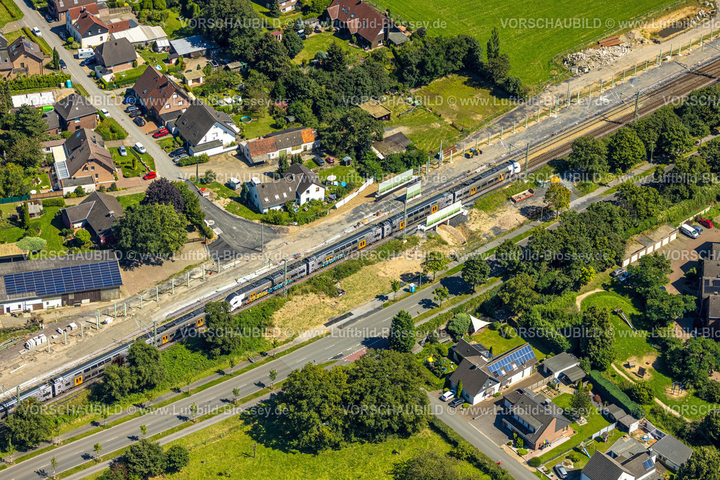 Voerde240802610 | Luftbild, Baustelle Brücke Alter Hammweg und Friedrichsfelder Straße, Ausbau der Betuweroute und Betuwe-Linie Eisenbahnstrecke, Baustelle mit Schallschutzwand, S-Bahn Zug,  Voerde, Ruhrgebiet, Niederrhein, Nordrhein-Westfalen, Deutschland