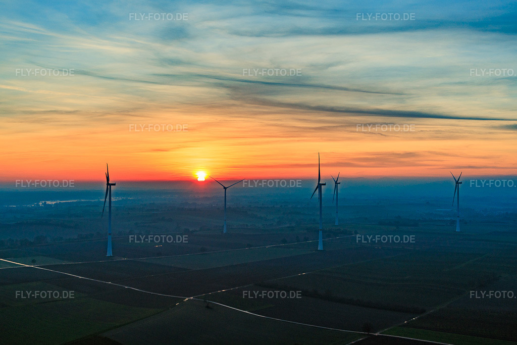 Luftbild: Sonnenuntergang beim Windpark Freckenfeld in Freckenfeld im Bundesland Rheinland-Pfalz in Deutschland. Foto: IMG_152202.jpg vom 12.12.2025 durch Werner Riehm/FLY-FOTO.de