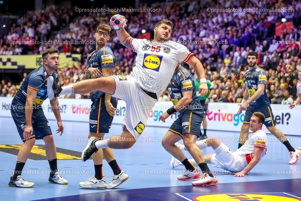EHF17012601007 | 17.01.2026, Handball, Men's EHF EURO 2026, Österreich - Spanien, Jyske Bank Boxen in Herning, Dänemark, Preliminary Round:  Tobias Wagner (Austria #55) wirft auf das Tor 