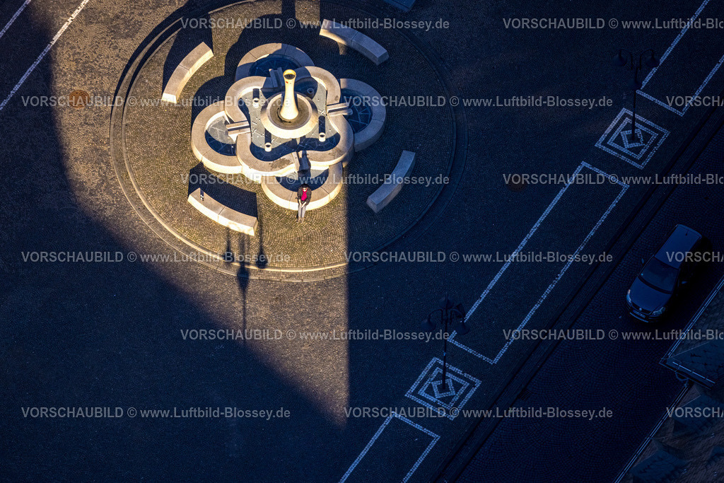 Bottrop240107584 | Luftbild, einzelne Person am Brunnen auf dem Rathausplatz, Altstadt, Bottrop, Ruhrgebiet, Nordrhein-Westfalen, Deutschland