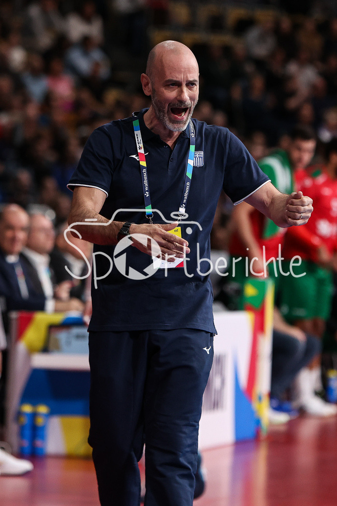 Portugal - Griechenland | Griechenlands Trainer Georgios ZARVINAS in Aktion / Freisteller / Einzelfoto