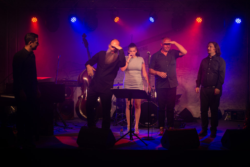 Disco Lounge im Forte Belvedere Leisnig | Disco Lounge mit Helena Forster meets Klazz Brothers im Forte Belvedere Leisnig zum Festival Hallo Leisnig 2022. - Realisiert mit Pictrs.com