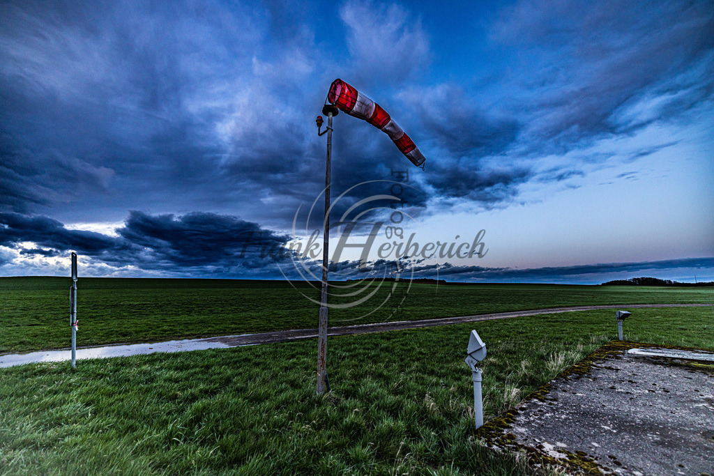 Flugplatz Walldürn | Frank Herberich Fotografie, Frank Herberich, Fotografie, Hochzeit, Portrait, St. Peter Ording, Ording, Westerhever, Nordsee, Frank Fotografie, Hardheim,  Odenwald,Walldürn, Band,Eventfotografie - Realisiert mit Pictrs.com