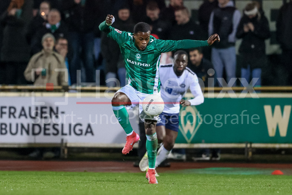 Fussball, Regionalliga Nord, SV Werder Bremen II - VfB Oldenburg | v.li.: Abdenego Nankishi (SV Werder Bremen II, 33) am Ball, Einzelbild, Ganzkörper, Aktion, Action, Spielszene