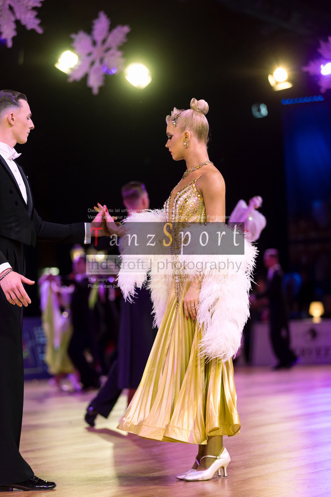 20241215_WDSF_Int_Open_Std-Riga-9164 | Tanzsportbilder, Standardtanz, Lateintanz, WDSF, DTV, LTVB, dancecomp, goc, hessen tanzt, blaues band der spree, walzer, tango, wiener walzer, slowfox, quickstepp, samba, rumba, cha-cha-cha, paso doble. jive, hd-kroft photography, turniertanzsport