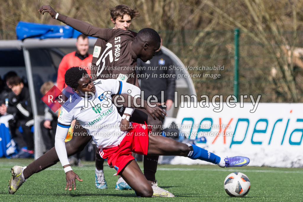 Fußball, Saison 2021/22, A-Junioren Bundesliga, Hamburger SV - FC St. Pauli, Paul-Hauenschild-Plätze (Norderstedt), 02.04.2022, 16. Spieltag | Emmanuel Owusu Bediako Appiah (#27, HSV), Muhammad Dahaba (#15, Pauli)