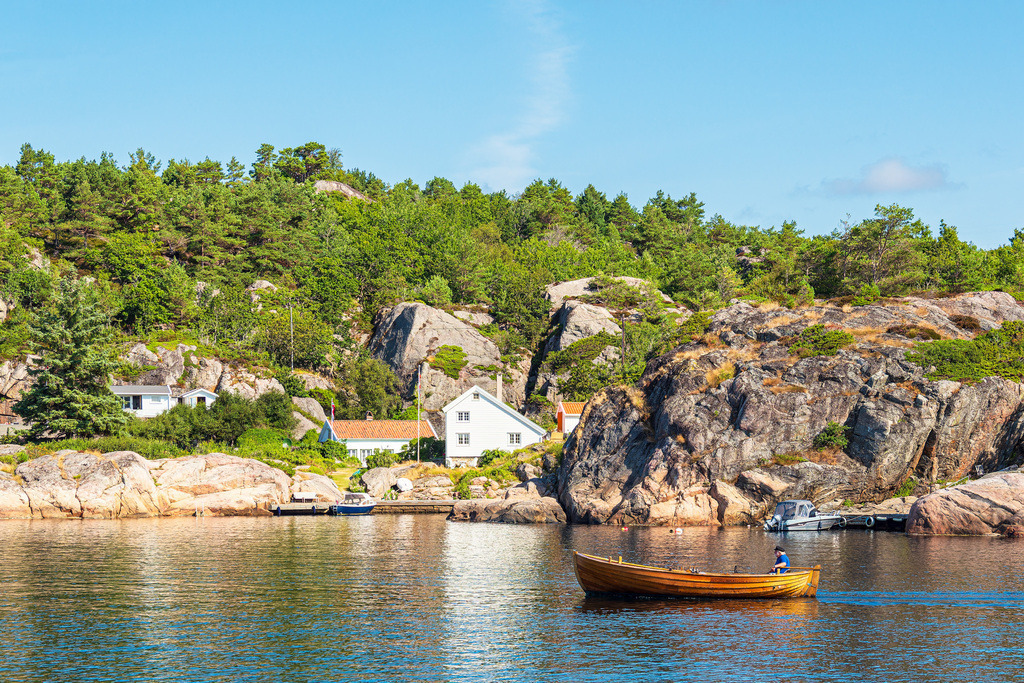 Boot vor der Schäreninsel Monsøya in Norwegen | Boot vor der Schäreninsel Monsøya in Norwegen.