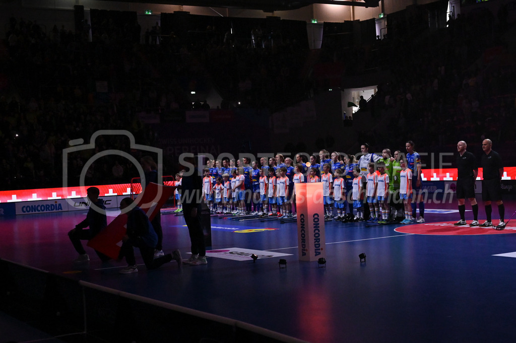 Kloten-Dietlikon Jets vs Skorpion Emmental Zollbrück - 15. April 2023 | Kloten-Dietlikon Jets vs Skorpion Emmental Zollbrück
Stimo Arena, Kloten
Kloten-Dietlikon Jets vor dem Spiel bei der Nationalhymne.
Bild: Sportfotografie Markus Aeschimann | www.markus-aeschimann.ch - Realisiert mit Pictrs.com