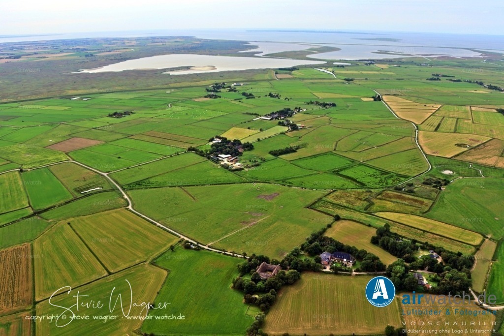 Luftbilder Hattstedtermarsch | Das Gebiet von Hattstedtermarsch wurde im 15. Jahrhundert eingedeicht und gehört damit zu den ältesten Kögen (d. h. Land, das von Deichen umgeben ist) in der Region Husum. Die Arlau durchzieht das Gemeindegebiet und markiert teilweise die nördliche Gemeindegrenze.