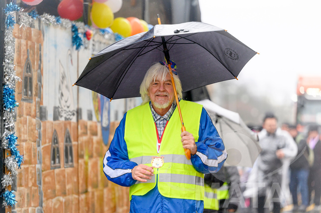 _DWA2436 | Trotz Nieselregen schlängelte sich der „Gaudiwurm“ am Sonntag durch die Nürnberger Innenstadt an tausenden Faschingsfans vorbei.  Nürnberg, 11.02.2024 - Realisiert mit Pictrs.com