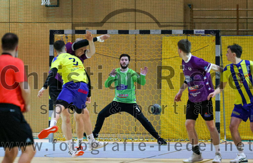 2023-03-11_003_SpVgg_Altenerding_gegen_SSG_Metten | Erding, Deutschland, 11.03.2023:
Handball, Bezirksoberliga Männer 2022 / 2023, 17. Spieltag, SpVgg Altenerding gegen SSG Metten, Endergebnis: 26:22

Jan Matousik (SSG Metten, #3), Torwart Otto Donaubauer (SpVgg Altenerding, #2), Vincent Muhr (SSG Metten, #10)

Foto: Christian Riedel / fotografie-riedel.net