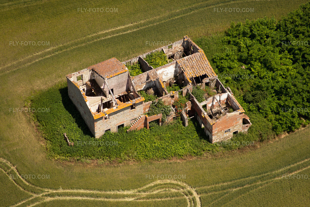 Aerial view: View of the town in Castroncello in the state Tuscany, Italy. – Photo: IMG_27793.jpg taken on 05/29/2010 by Werner Riehm/FLY-FOTO.com – Resolution of the original: 4273 x 2849 px