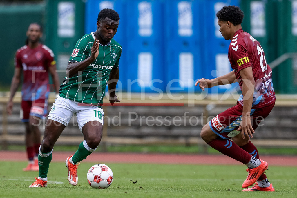Fussball, Regionalliga Nord, SV Werder Bremen II - SC Weiche Flensburg | v.li.: Princewell Mbock (SV Werder Bremen II, 18) und Uchechi Duru (SC Weiche Flensburg 08, 22) im Zweikampf, Duell, Dynamik, Aktion, Action, Spielszene