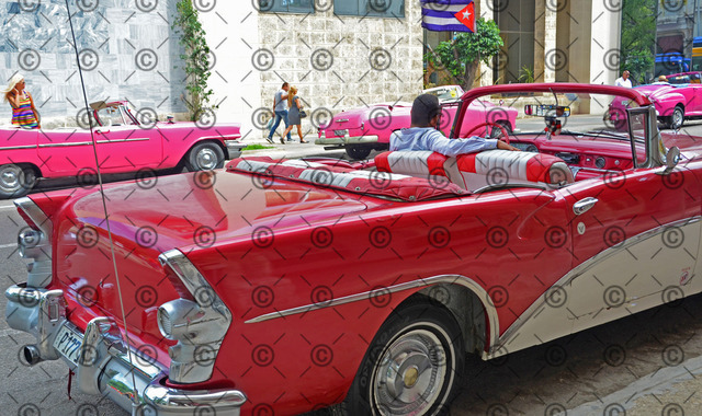 RGE_9520 | Amerikanischer Oldtimer restauriert als Taxi, wartet in Havanna auf Touristen.  Fotograf: Ralf Gebhardt - Realisiert mit Pictrs.com