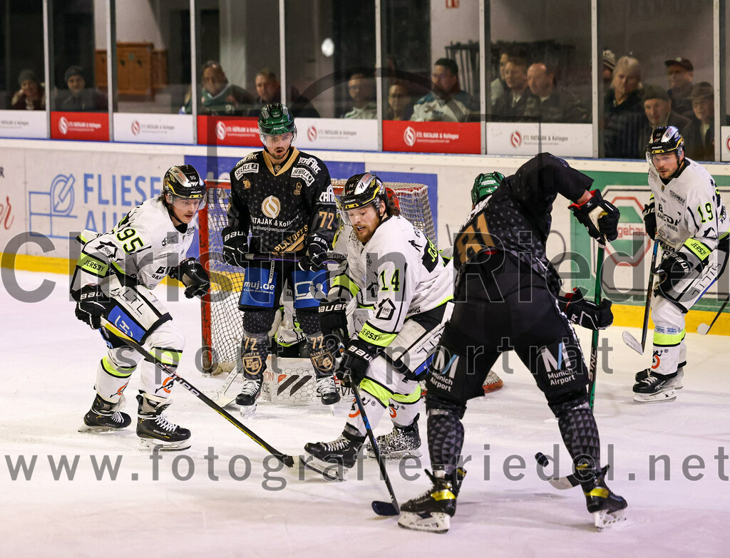 2024-02-16_118_TSV_Erding_gegen_ERSC_Amberg | Erding, Deutschland, 16.02.2024:
Eishockey, Bayernliga Playoffs 2023 / 2024, 1. Spieltag, TSV Erding gegen ERSC Amberg, Endergebnis: 1:2

Lukas Salinger (ERSC Amberg, #95), Leon Abstreiter (Erding Gladiators, #72), Felix Schwarz (ERSC Amberg, #14), Maximilian Forster (Erding Gladiators, #81), Kevin Schmitt (ERSC Amberg, #19)

Foto: Christian Riedel / fotografie-riedel.net