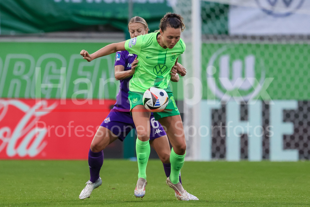 Fussball, UEFA Womens Champions League, VfL Wolfsburg - AC Florenz | v.li.: Stephanie Breitner (AC Florenz, 6) und Fenna Kalma (VfL Wolfsburg, 19) im Zweikampf, Duell, Dynamik, Aktion, Action, Spielszene