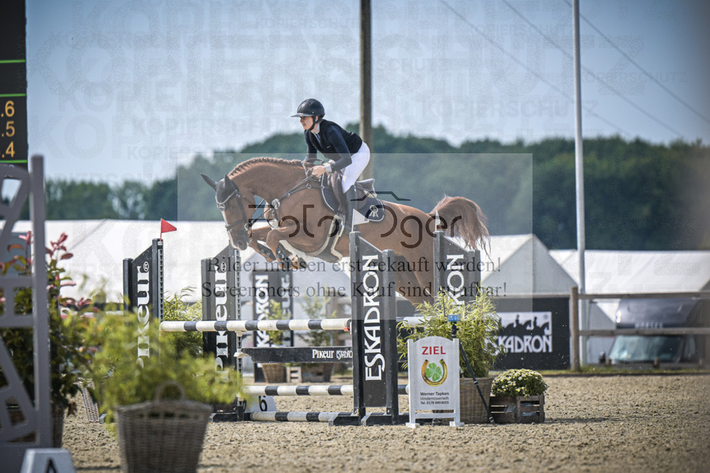 DOS_8228 | Entdecke hochwertige Reitturnierfotos von Foto Oger. Professionell, emotional und authentisch – jetzt Lieblingsmomente im Shop bestellen.Deutschlandweite Turnierfotografie. - Realisiert mit Pictrs.com