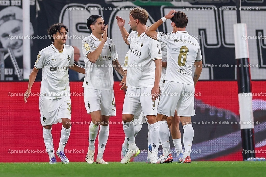 BMG02082501050 | 02.08.2025, Fußball, Borussia Mönchengladbach - FC Valencia, 125 Jahrfeier Jubiläumsspiel, Borussia-Park, Saison 2025 2026: Torjubel nach dem Tor zum 2:0 durch Torschütze Kevin Diks (Borussia Mönchengladbach #04)    DFB regulations prohibit any use of photographs as image sequences and or quasi-video.