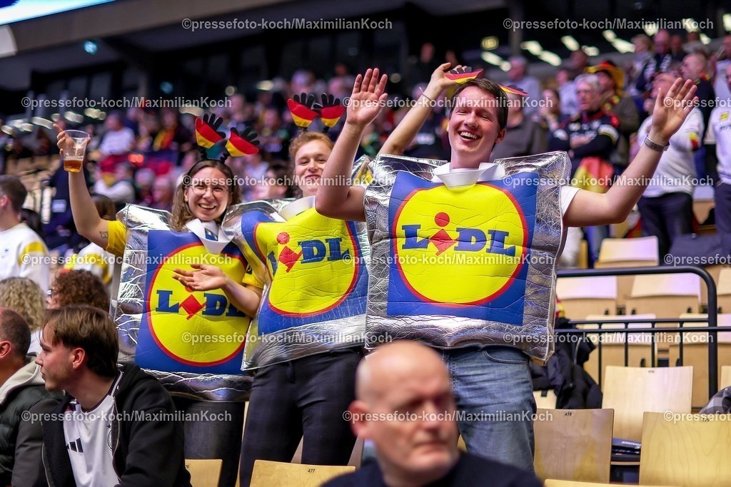 EHF15012602014 | 15.01.2026, Handball, Men's EHF EURO 2026, Deutschland - Östereich, Jyske Bank Boxen in Herning, Dänemark, Preliminary Round: Feature zahlreiche deutsche Fans Zuschauer Besucher feiern ihre Mannschaft und haben sichtlich Spaß Verkleidet Verkleidung Lidl